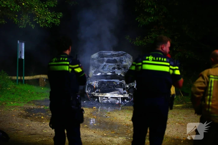 Personenauto zwaar beschadigd door brand