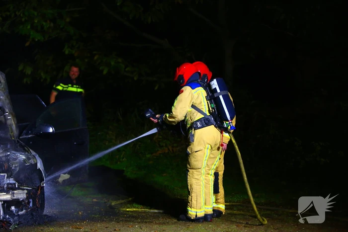 Personenauto zwaar beschadigd door brand