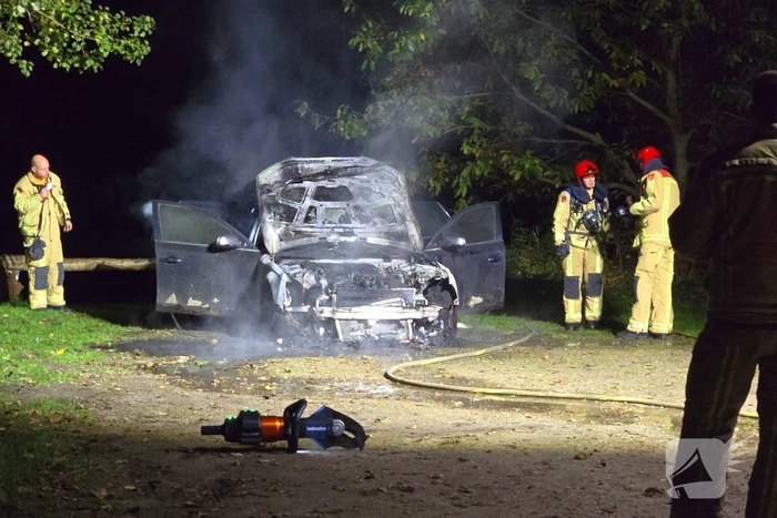 Personenauto zwaar beschadigd door brand