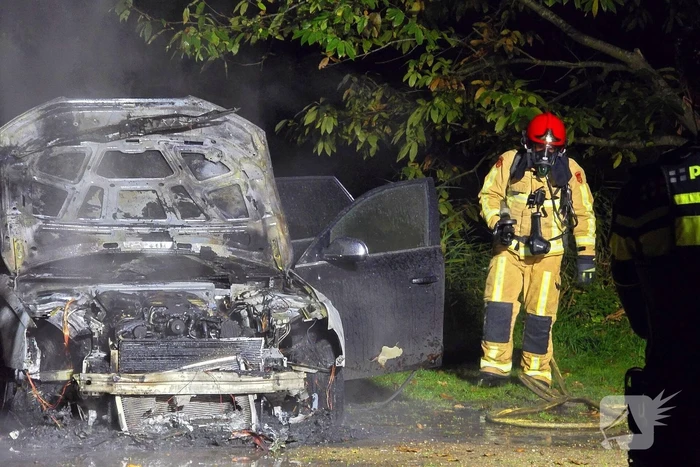 Personenauto zwaar beschadigd door brand