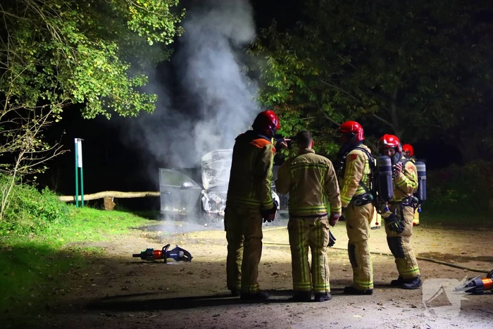 Personenauto zwaar beschadigd door brand