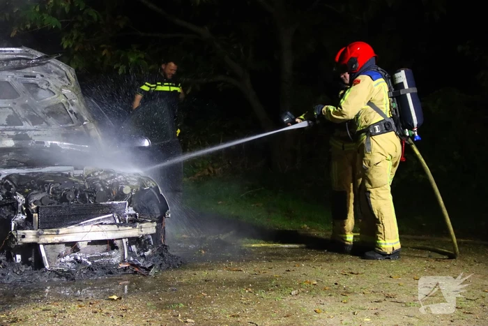 Personenauto zwaar beschadigd door brand