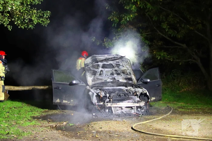 Personenauto zwaar beschadigd door brand