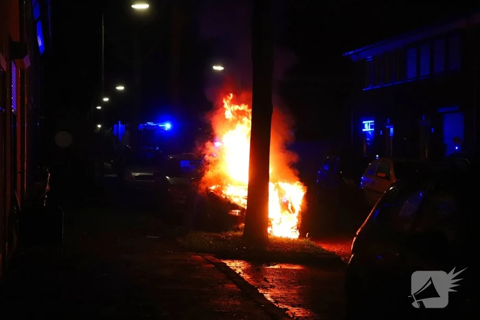 Personenauto gaat in vlammen op