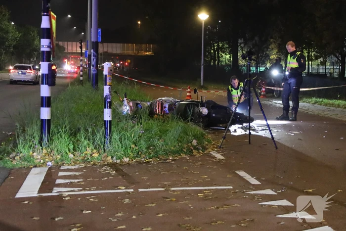 Twee scooterrijders zwaargewond bij aanrijding