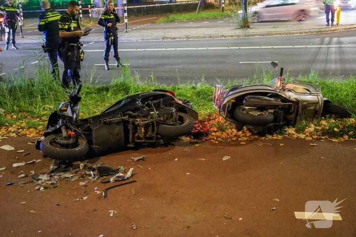 Twee scooterrijders zwaargewond bij aanrijding