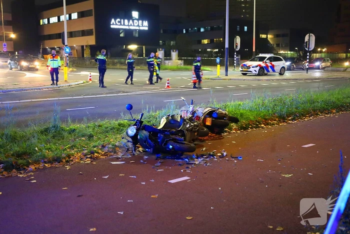 Twee scooterrijders zwaargewond bij aanrijding