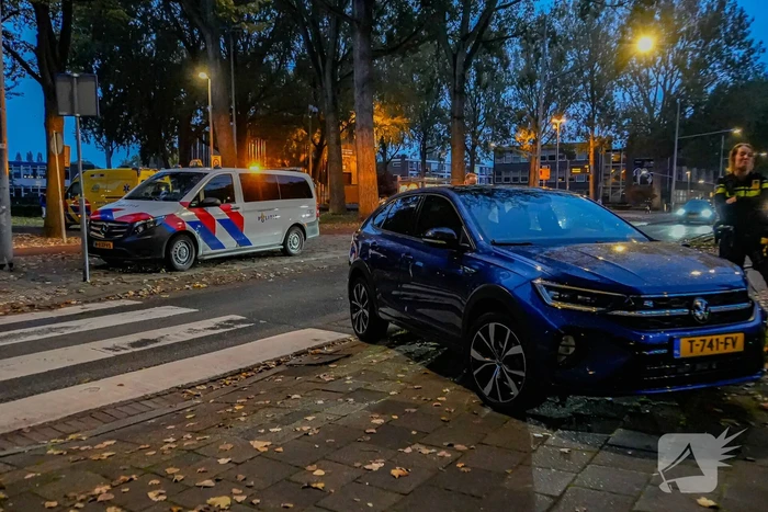 Vrouw op fiets aangereden bij oversteken