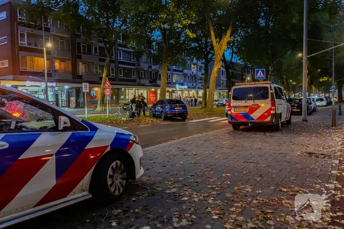 Vrouw op fiets aangereden bij oversteken