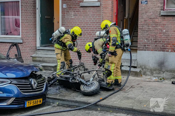 Scooter en auto beschadigd door brand