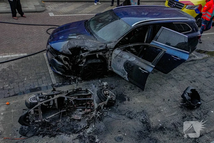 Scooter en auto beschadigd door brand