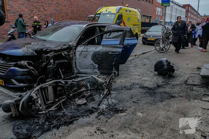 Scooter en auto beschadigd door brand