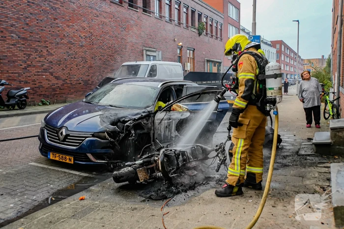 Scooter en auto beschadigd door brand