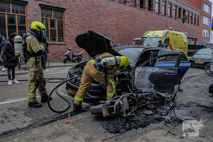 Scooter en auto beschadigd door brand