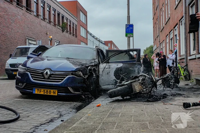 Scooter en auto beschadigd door brand