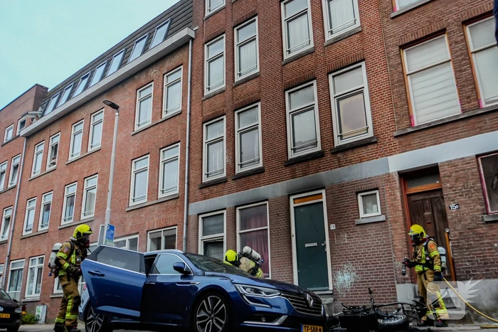 Scooter en auto beschadigd door brand