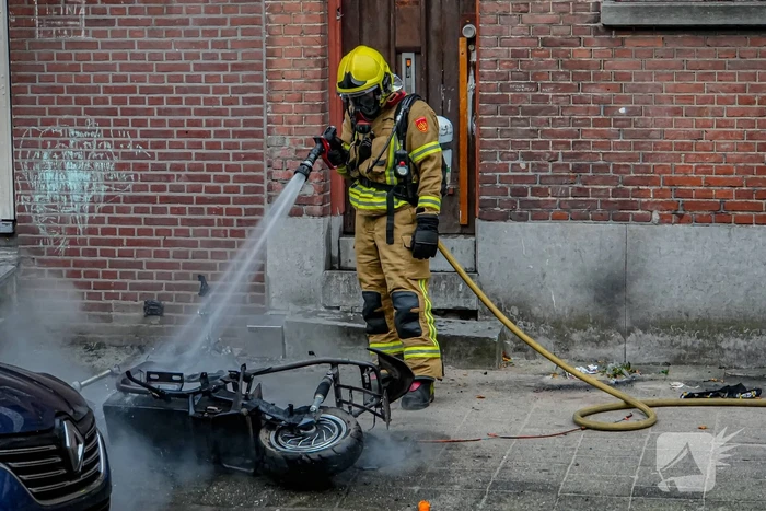 Scooter en auto beschadigd door brand