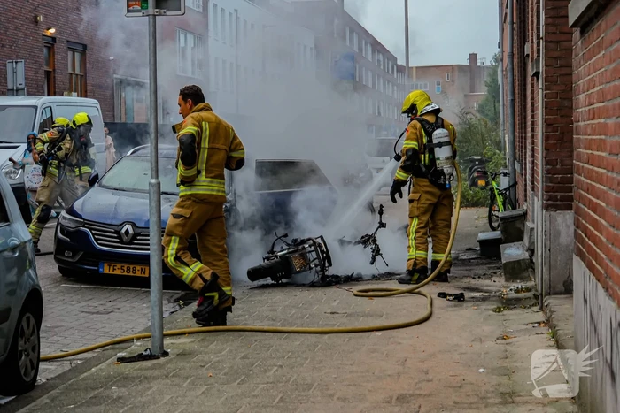 Scooter en auto beschadigd door brand