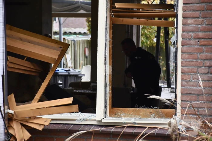 Politie doet onderzoek naar de toedracht van explosie in woning