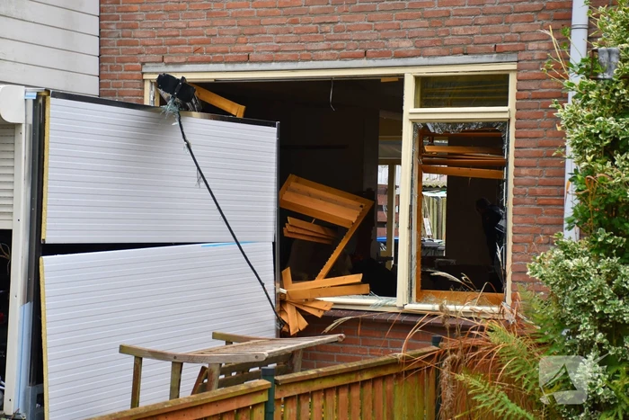 Politie doet onderzoek naar de toedracht van explosie in woning