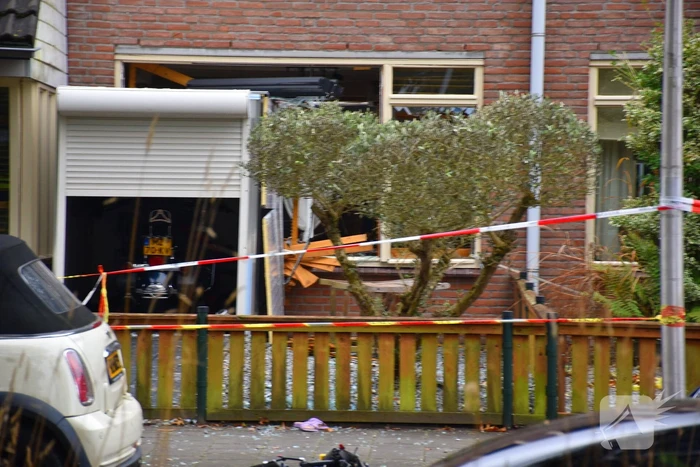Politie doet onderzoek naar de toedracht van explosie in woning