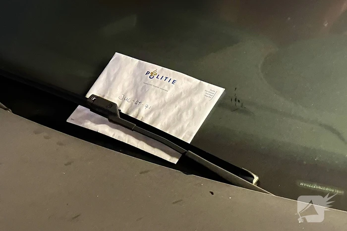 Vandalisme met brandblusser veroorzaakt schade aan tientallen voertuigen