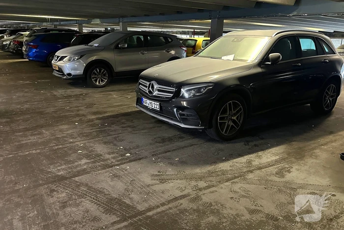 Vandalisme met brandblusser veroorzaakt schade aan tientallen voertuigen