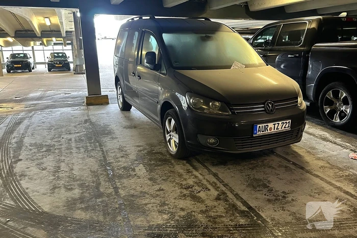 Vandalisme met brandblusser veroorzaakt schade aan tientallen voertuigen