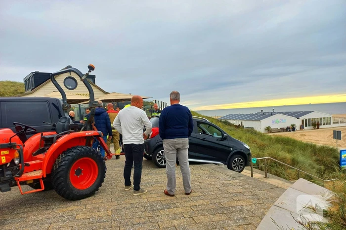 Bruiloft gast probeert trap af te rijden