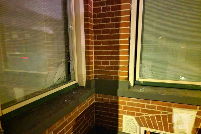 Meerdere ruiten met hamer ingeslagen