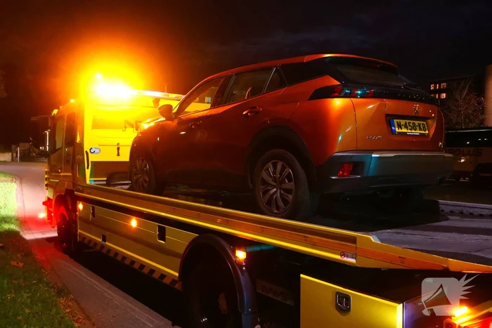 Automobilist knalt tegen verkeerspaal