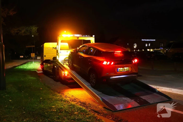 Automobilist knalt tegen verkeerspaal