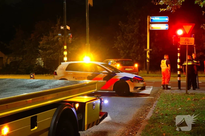 Automobilist knalt tegen verkeerspaal