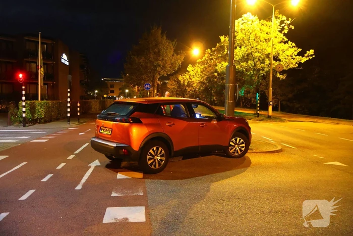 Automobilist knalt tegen verkeerspaal