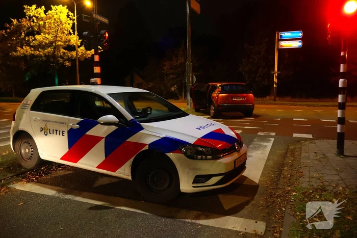 Automobilist knalt tegen verkeerspaal
