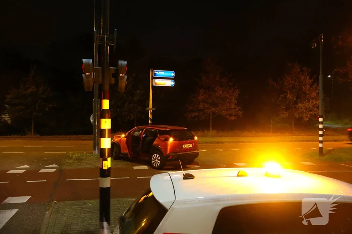 Automobilist knalt tegen verkeerspaal