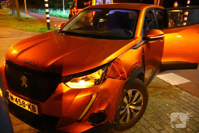 Automobilist knalt tegen verkeerspaal