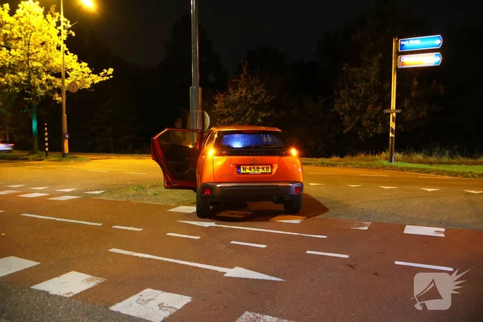 Automobilist knalt tegen verkeerspaal