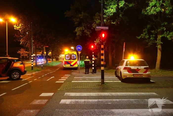 Automobilist knalt tegen verkeerspaal