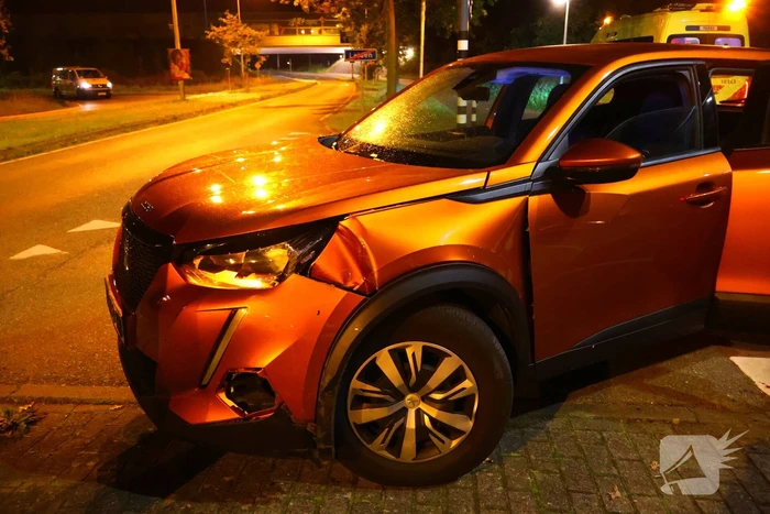 Automobilist knalt tegen verkeerspaal