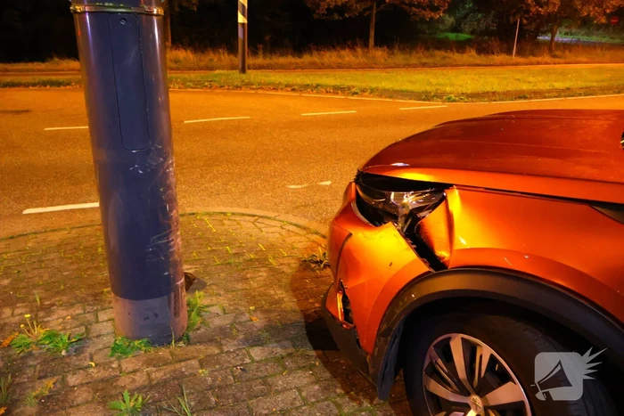Automobilist knalt tegen verkeerspaal