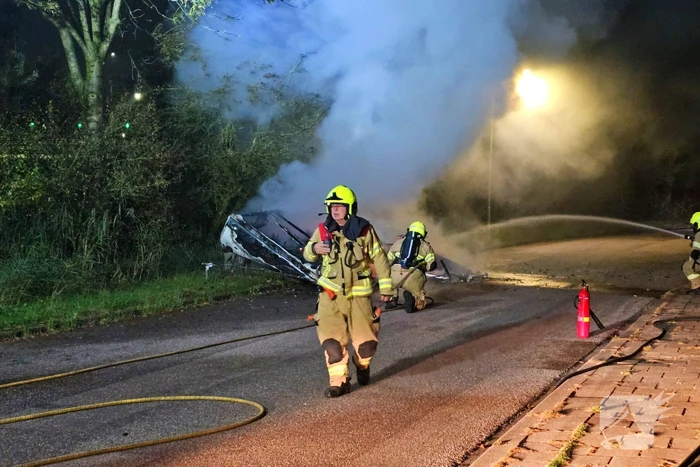 Caravan volledig uitgebrand langs weg