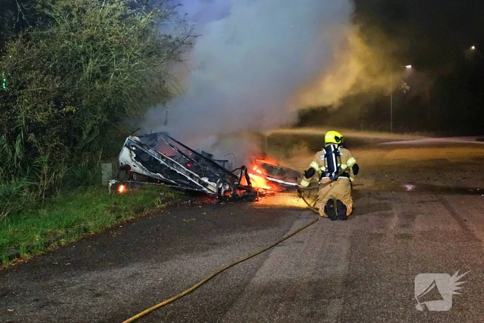 Caravan volledig uitgebrand langs weg