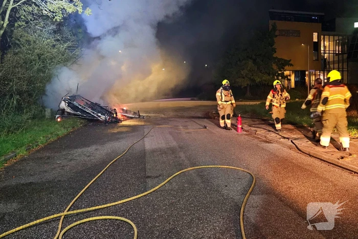 Caravan volledig uitgebrand langs weg