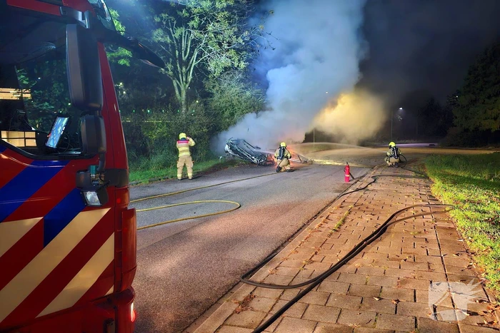 Caravan volledig uitgebrand langs weg