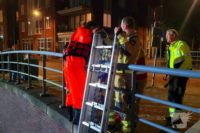 Brandweer redt kat uit water