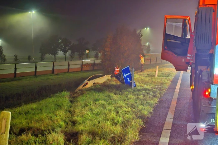 Automobilist belandt naast oprit