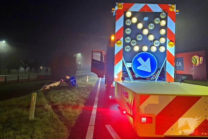 Automobilist belandt naast oprit