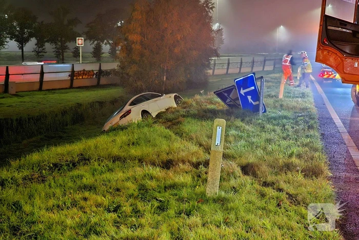 Automobilist belandt naast oprit