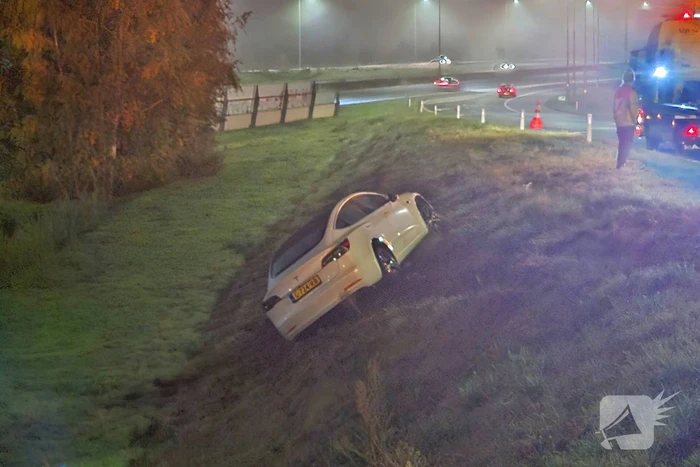 Automobilist belandt naast oprit